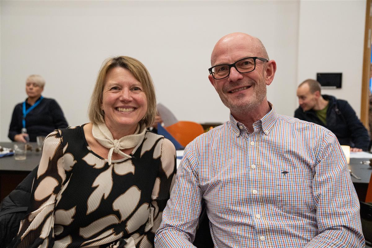 Isabelle og Eskill forteller at vi har flyttet mye rundt, men nå ser det ut de ender opp på Gjøvik. Vi trives veldig godt her, sier paret. - Klikk for stort bilde